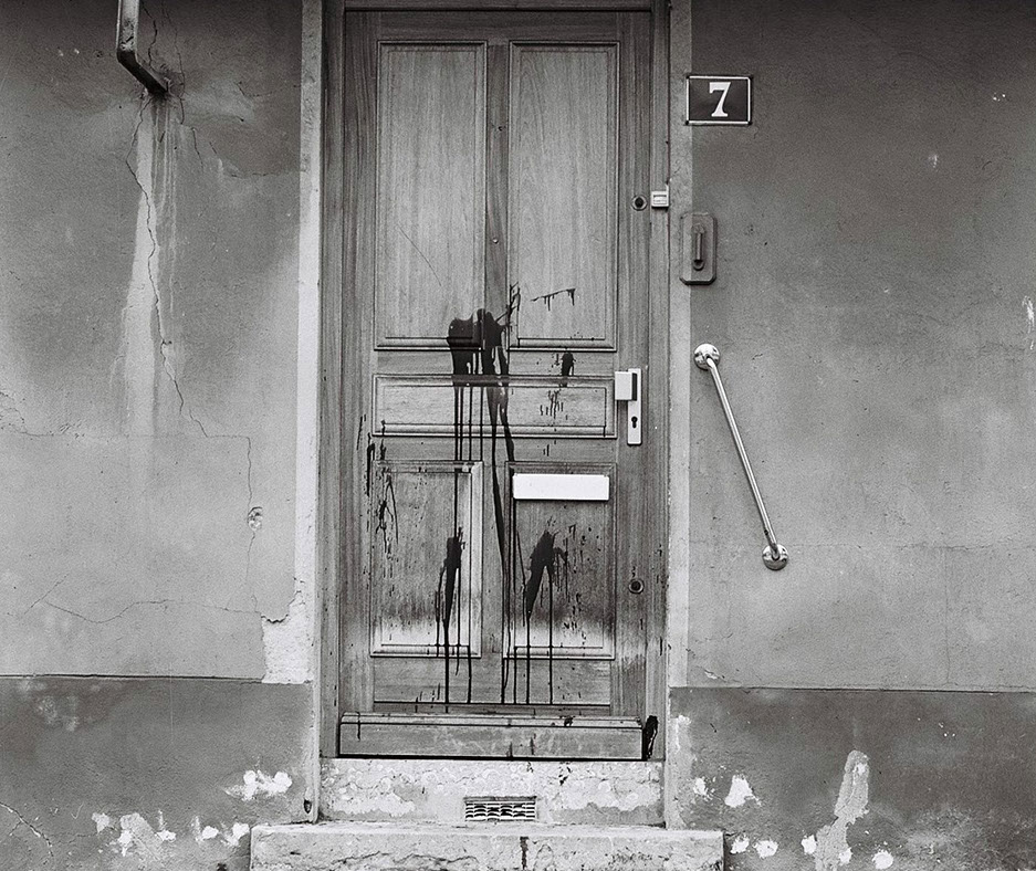 Vue d'une porte d'une maison de Caluire et Cuire en banlieue lyonnaise, tachée par de la peinture