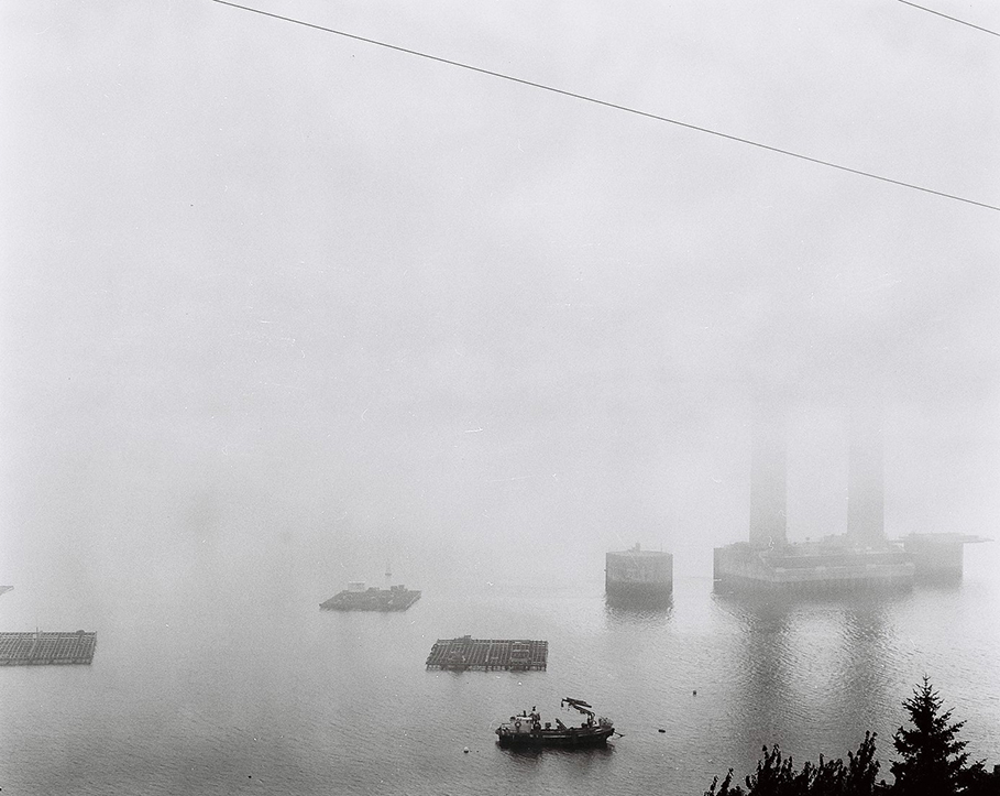 Vue d'une porte condamnée sur une église orthodoxe sur l'ïle de Milos en Grêce