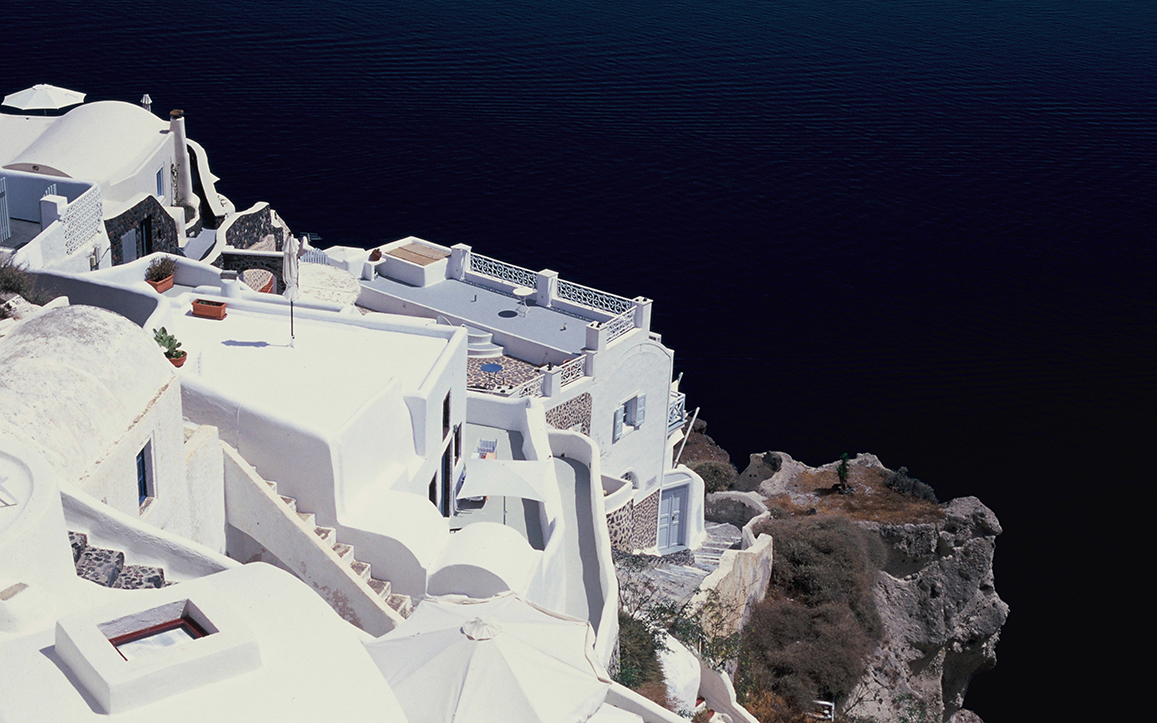 Vue de la Caldera de l'ïle de Santorin depuis Oia en Grêce, avec un jeu de contrastes par l'utilisation d'un filtre polarisant