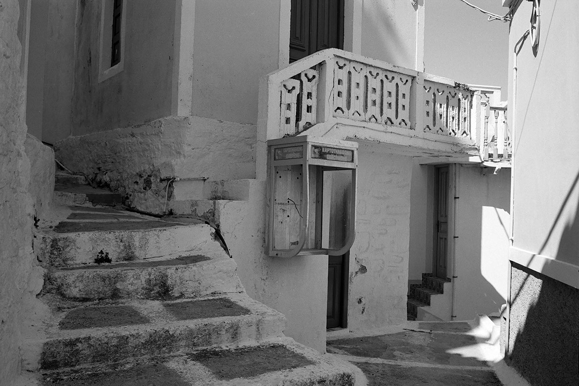 Vue d'une porte condamnée sur une église orthodoxe sur l'ïle de Milos en Grêce