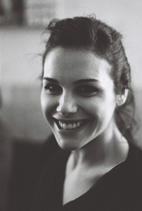 Portrait sous exposé d'une amie