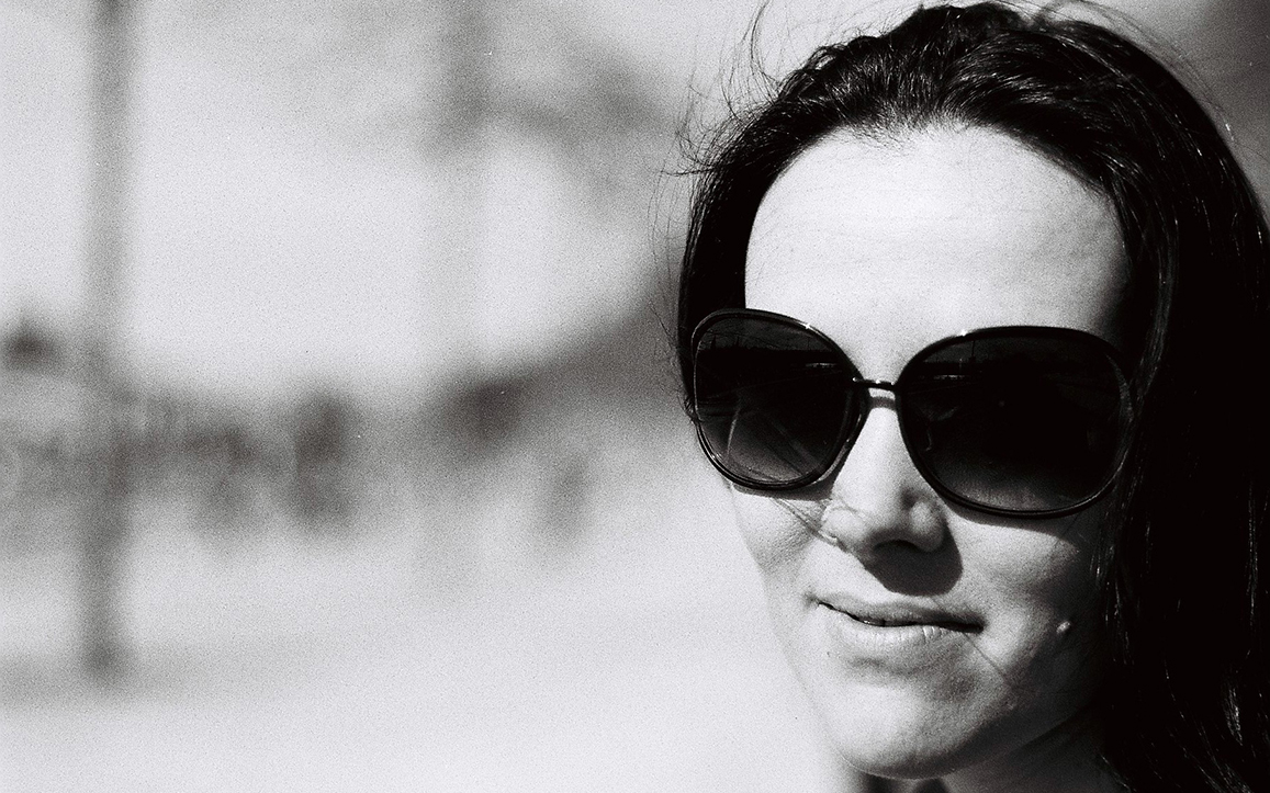 Portrait de ma copine avec ses lunettes de soleil