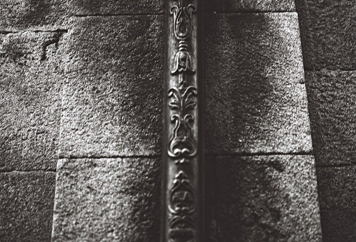 Gros plan d'une goutière ancienne à Santiago de Compostela