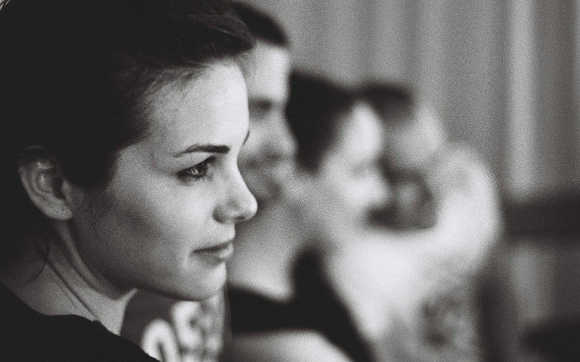 Portrait de profil d'une amis, avec en perspective d'autres personnes de profil floues du fait de la profondeur de champ