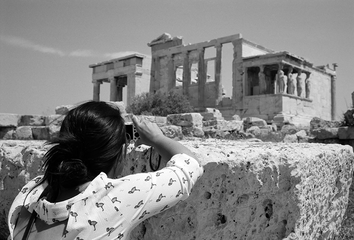 Vue d'une porte condamnée sur une église orthodoxe sur l'ïle de Milos en Grêce