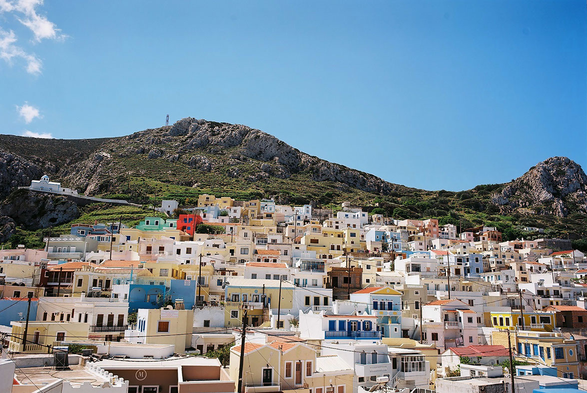 Vue d'une porte condamnée sur une église orthodoxe sur l'ïle de Milos en Grêce
