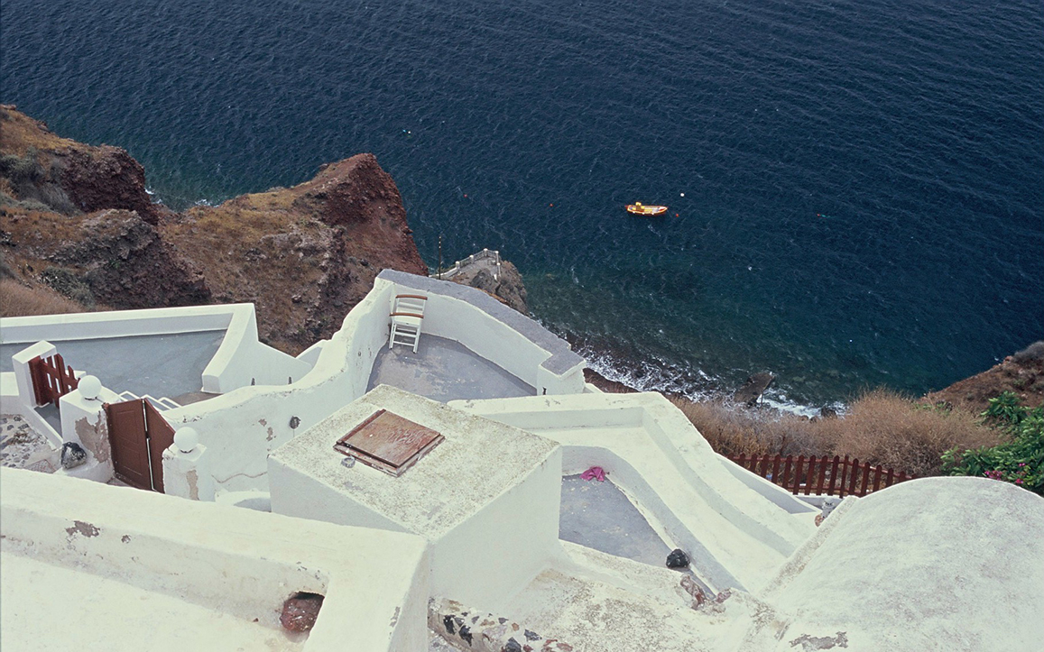 Vue de la Caldera de Santorin depuis une maison cycladique d'Oia, en Grêce