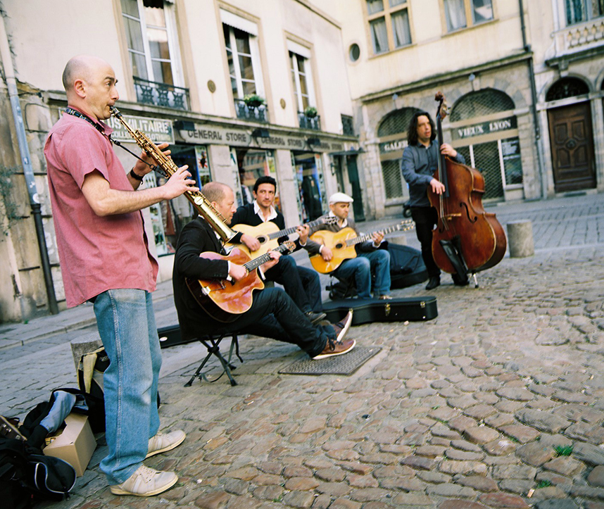 Portrait du groupe Swing Traffic en concert à Lyon
