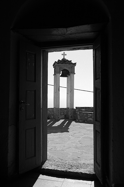 Photographie de rue montrant un matelas et quelques affaires appartenant à un SDF à Lyon, avec en perspective 2 hommes de dos discutant