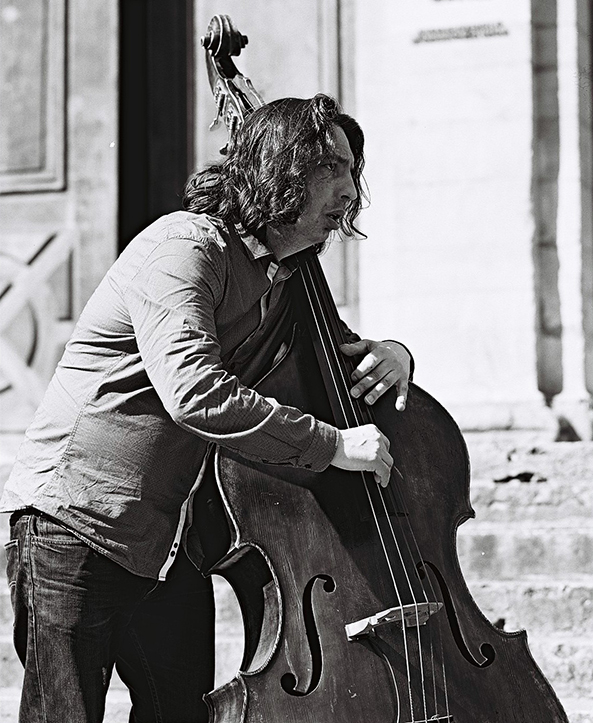 Portrait de Stéphane, contrebassiste du groupe Swing Traffic